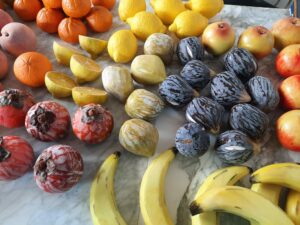 Frutta assortita in marmo di Carrara