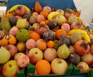 Frutta assortita in marmo di Carrara